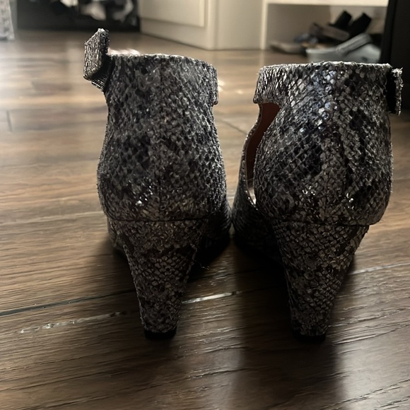 Gentle Souls by Kenneth Cole size 7.5 gray snake print wedge heel shoes - Picture 4 of 6